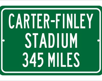 Può includere: Segnale stradale verde con testo bianco che recita "Carter-Finley Stadium 345 Miles".