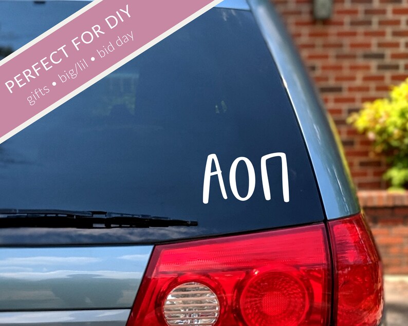 以下が含まれることがあります： 青い車の窓に「AOP」の文字が書かれた白いビニールステッカー。