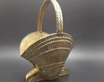 Vintage Metal/ brass basket pearl-shell painted. Vintage Metal/ brass basket pearl-shell painted.