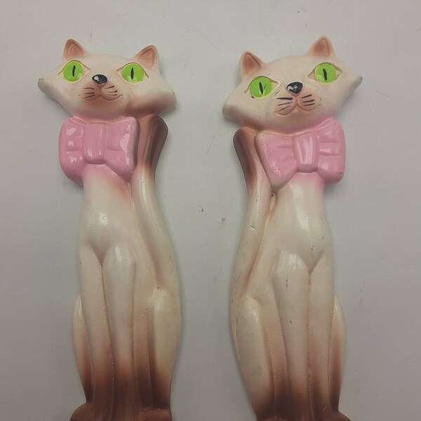 Miller Studios 1976 Pair Chalkware Siamese Cat Wall Plaques. Mid Century Modern Kitty Cat Green Eyes Pink Bow MCM.