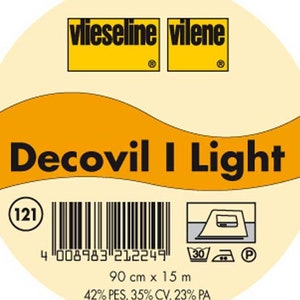 Könnte beinhalten: Ein weißes Etikett mit orangefarbenem Text, der "Decovil I Light" und einen Barcode lautet. Das Etikett enthält auch den Text "vlieseline vilene" in gelben Kästchen sowie den Text "90 cm x 15 m" und "42% PES, 35% CV, 23% PA".