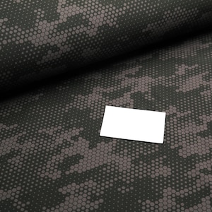 Op de afbeelding: Een witte lege kaart op een donkergrijze stof met een subtiel zeshoekig patroon.