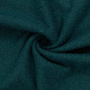 Könnte beinhalten: Ein tief petrolfarbener Stoff mit einer dichten, lockigen und strukturierten Oberfläche. Das Material weist durchgehend eine einheitliche dunkelgrün-blaue Farbe auf, mit einer weichen, geschlungenen Optik, die natürliche Schatten erzeugt.