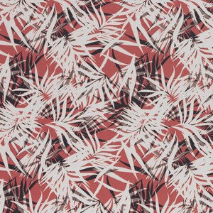 Könnte beinhalten: Ein nahtloses Muster mit weißen Palmblättern auf rotem Hintergrund. Die Blätter sind übereinander gelegt und überlappen sich, wodurch ein tropisches und exotisches Gefühl entsteht.