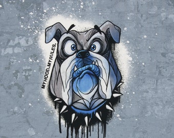 Può includere: Un'illustrazione di un bulldog con un collare a punte e una lingua blu. Il bulldog guarda a destra e ha un'espressione seria. Lo sfondo è una superficie grigia testurizzata con schizzi di vernice bianca. Il testo "MYHOOD.MYRULES." è scritto verticalmente sul lato sinistro dell'immagine.