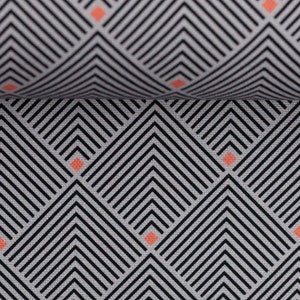 Könnte beinhalten: Schwarz-weißes geometrisches Gewebe mit einem sich wiederholenden Muster aus Rauten. Die Rauten sind schwarz umrandet und mit hellgrauer Farbe gefüllt. Der Stoff hat eine subtile Textur und ist mit kleinen, leuchtend orangefarbenen Quadraten akzentuiert.