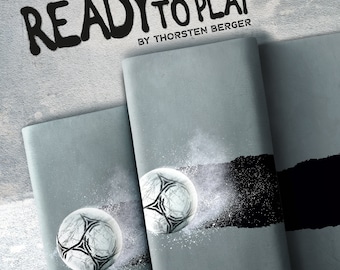 Può includere: Primo piano di due palloni da calcio con un design bianco e nero, che rompono una superficie grigia. Il testo "READY TO PLAY BY THORSTEN BERGER" è scritto in nero su uno sfondo grigio.