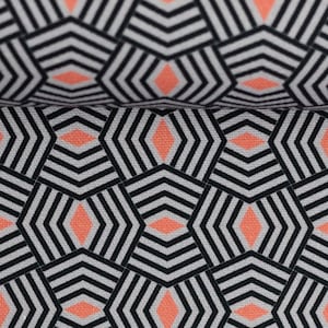 Könnte beinhalten: Schwarz-weißes geometrisches Gewebe mit einem sich wiederholenden Muster aus Sechsecken. Die Sechsecke haben ein dünnes schwarz-weiß gestreiftes Muster und eine korallenfarbene Raute in der Mitte.