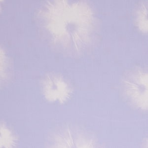 Könnte beinhalten: Ein hellvioletter Stoff mit einem weißen Batik-Muster. Der Stoff hat eine weiche, glatte Textur.