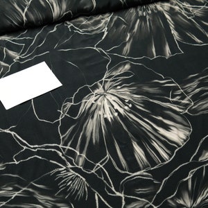 Fiori Hilco Kaya in viscosa su fondo nero