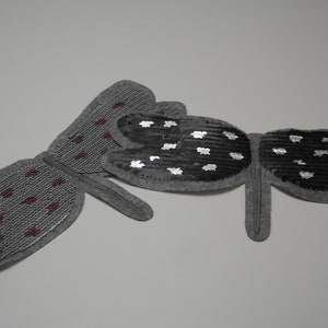 Może przedstawiać: Dwa szare filcowe łaty z ważkami z cekinowymi skrzydłami. Jedna ważka ma czerwone cekiny, a druga srebrne cekiny.