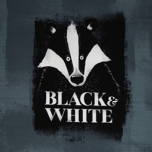 Op de afbeelding: Zwart-witte illustratie van een das met de tekst "Black & White" eronder.