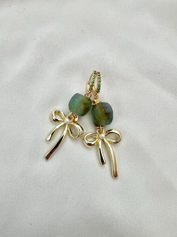 Bow glass bead green cubic zirconia stone mini huggie hoops