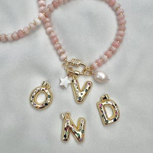 Collar de oro personalizado con cuentas de ópalo rosa y cierre de mosquetón con letra de burbuja de circonita y perla