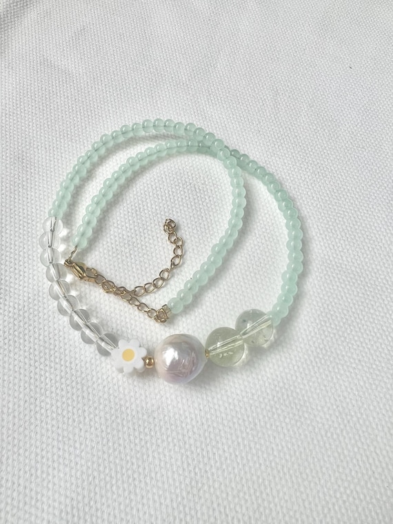 Glass bead pearl daisy bead necklace