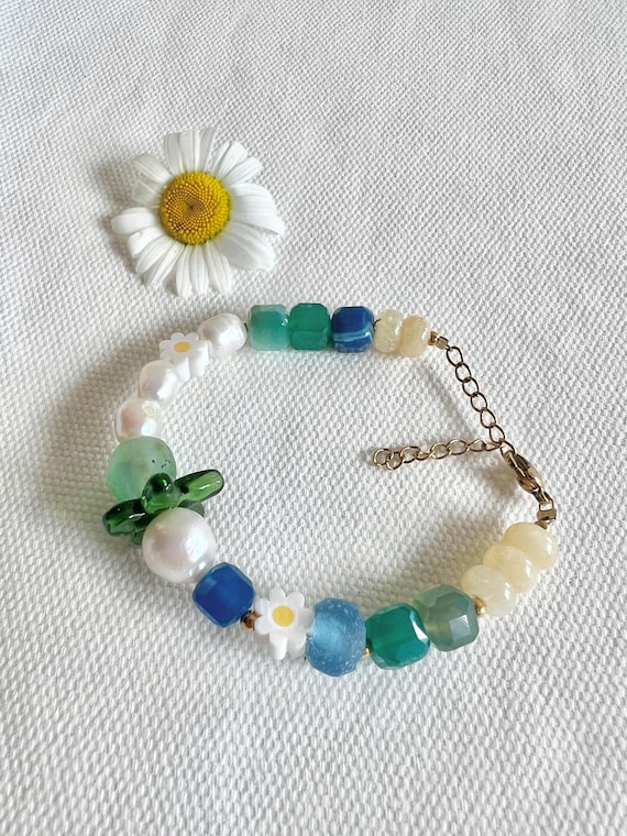 Chunky stone pearl glass ceramic acrylic bead mix gold bracelet