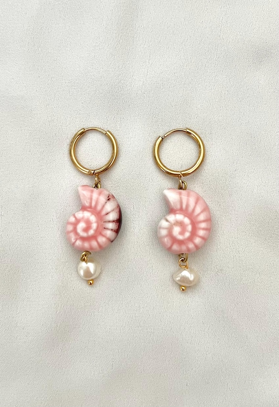 Pink ceramic shell pearl gold hoop earrings
