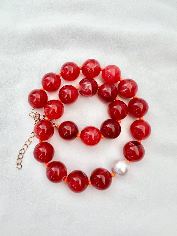 Red large bead Barque pearl necklace