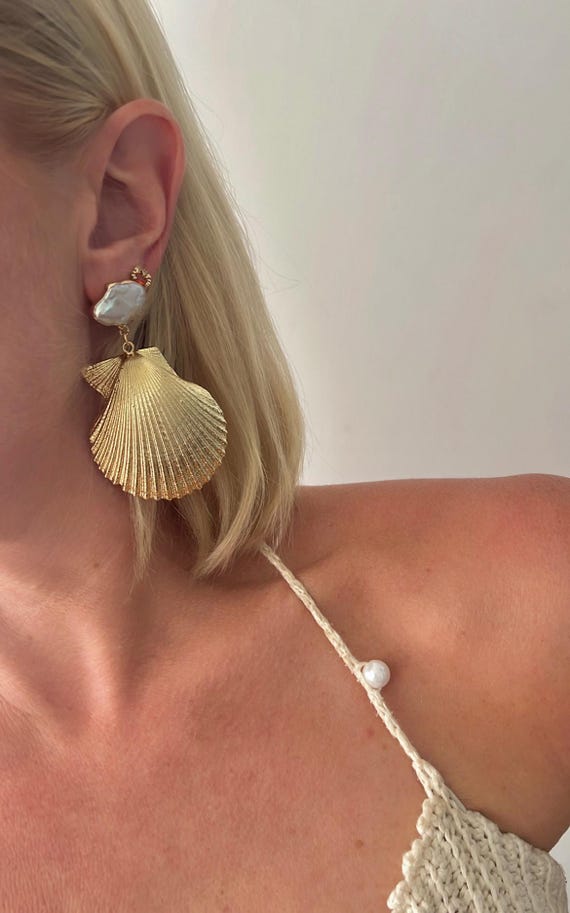 Gold plated scallop shell with freshwater pearl stud earrings