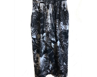 Long black printed vintage skirt 12/14 Richards Ruffled front 1980s 36" Long Sarong