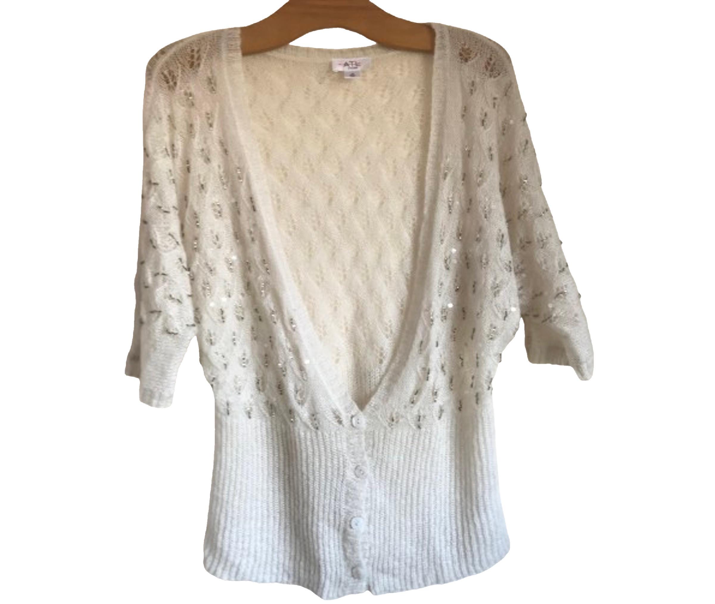 Cardigan in maglia di pizzo color avorio, morbido e soffice, in misto mohair di medie dimensioni, con perline e paillettes, maniche a 3/4, per le vacanze estive.