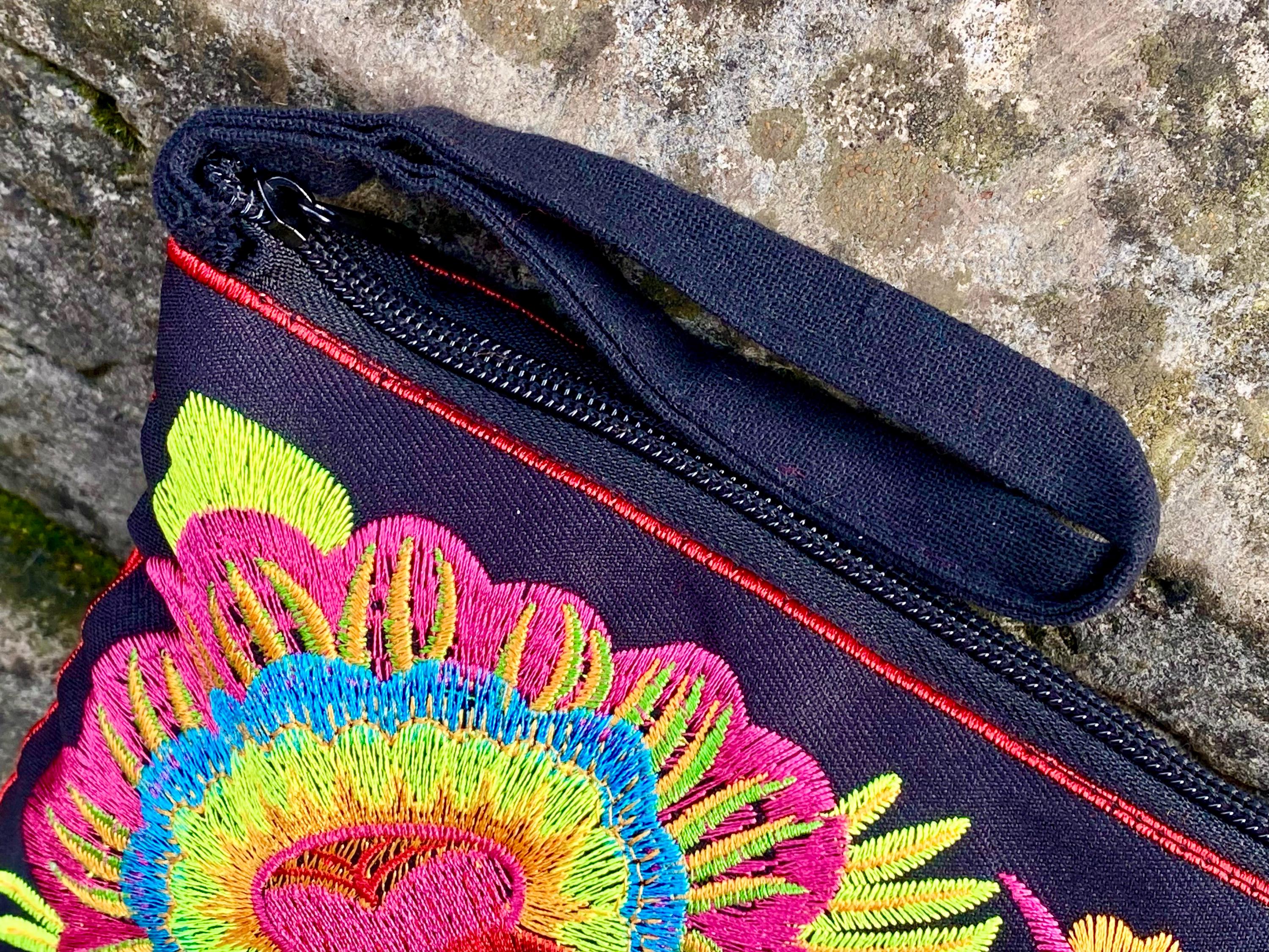 刺繍入りタイ風クラッチバッグ | ボヘミアン風ハンドバッグ 