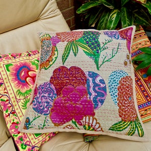 Puede incluir: Tres almohadas decorativas con motivos florales. Las almohadas est&aacute;n sobre un sof&aacute; marr&oacute;n claro. Las almohadas est&aacute;n hechas de una tela beige claro con dise&ntilde;os florales coloridos. Las almohadas son una gran adici&oacute;n a cualquier decoraci&oacute;n del hogar.