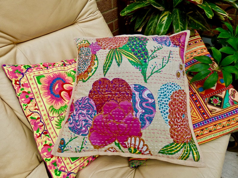 Puede incluir: Tres almohadas decorativas con motivos florales. Las almohadas est&aacute;n sobre un sof&aacute; marr&oacute;n claro. Las almohadas est&aacute;n hechas de una tela beige claro con dise&ntilde;os florales coloridos. Las almohadas son una gran adici&oacute;n a cualquier decoraci&oacute;n del hogar.
