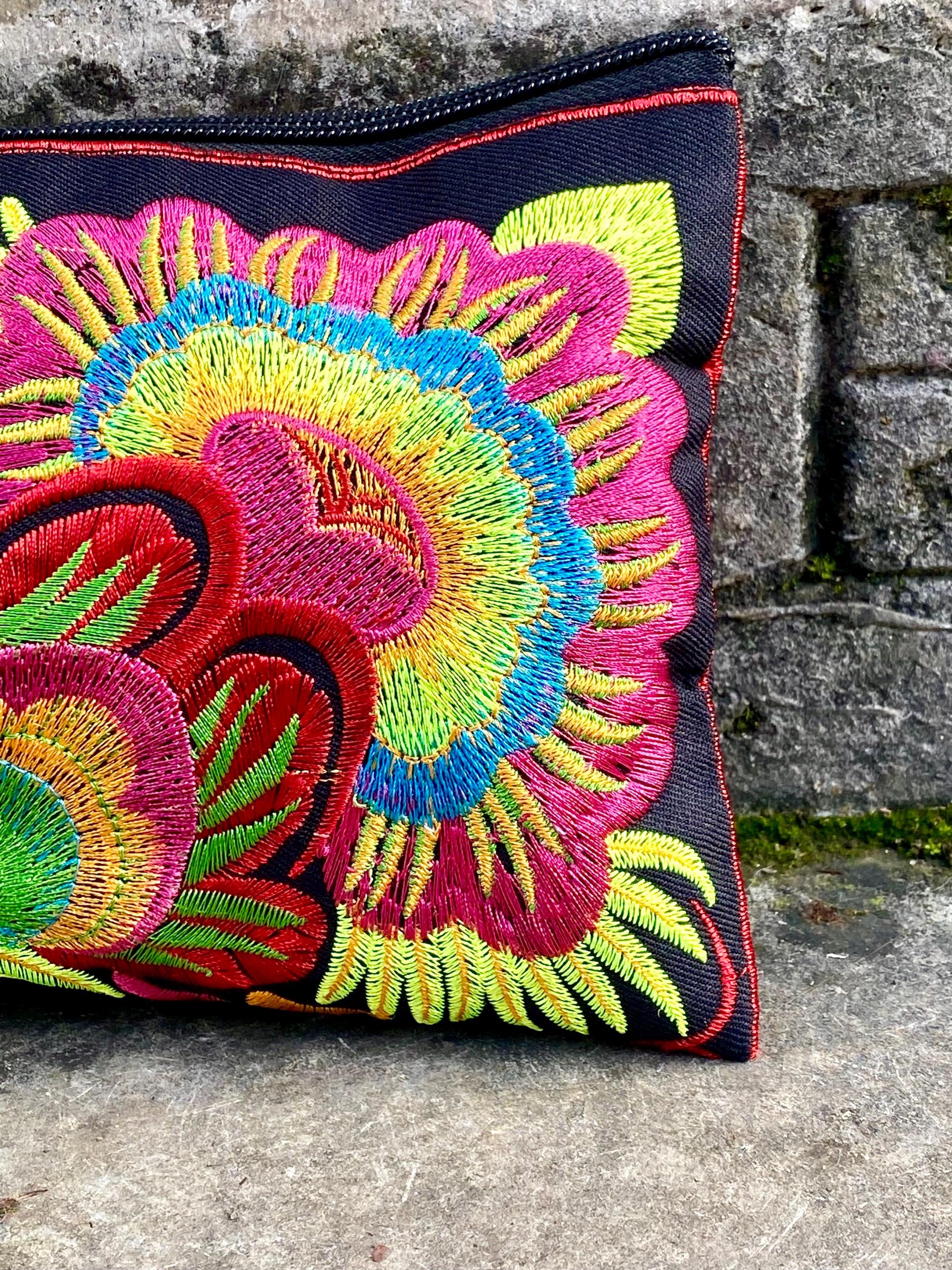 刺繍入りタイ風クラッチバッグ | ボヘミアン風ハンドバッグ 