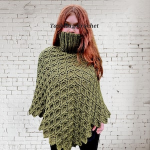 Peut inclure: Poncho en crochet vert olive avec un col roulé haut. Le poncho présente un motif ajouré détaillé et un ourlet festonné. Le texte "Tas hug crochet" est visible en haut à gauche de l'image.
