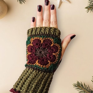 Könnte beinhalten: Garn gefertigte Fingerlose Handschuhe mit einem burgunderfarbenen Blumendesign. Die Handschuhe sind grün und haben einen burgunderfarbenen Saum.