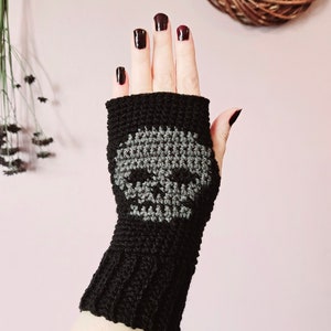 Skull Fingerless Gloves crochet pattern | Wrist warmers | Unisex gloves
