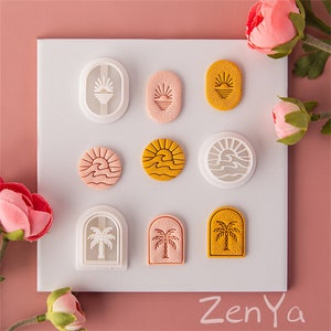 Könnte beinhalten: Neun weiße Plastik-Ausstecher mit verschiedenen sommerlichen Designs. Die Designs beinhalten eine Palme, eine Sonne mit Wellen und eine Sonne mit Strahlen. Die Ausstecher sind in drei Reihen auf einer weißen Oberfläche angeordnet. Der Text "ZenYa" ist in Schwarz am unteren Rand des Bildes gedruckt.