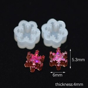 以下が含まれることがあります： 雪の結晶の形をしたレジン製のオーナメントを作るための、透明なシリコンモールド2個。モールドは幅6mm、高さ5.3mm。モールドの厚さは4mmです。
