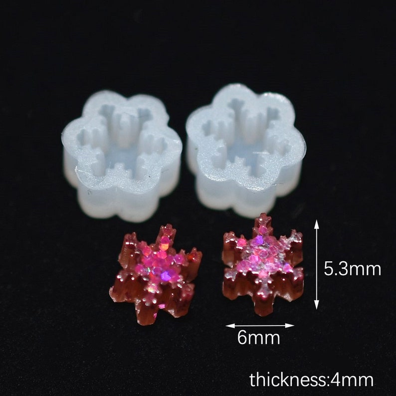 以下が含まれることがあります： 雪の結晶の形をしたレジン製のオーナメントを作るための、透明なシリコンモールド2個。モールドは幅6mm、高さ5.3mm。モールドの厚さは4mmです。