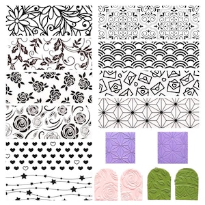 Könnte beinhalten: Ein Set mit 10 Stempeln für Nail Art mit verschiedenen Designs, darunter florale, geometrische und abstrakte Muster. Die Platten sind schwarz-weiß und werden mit zwei violetten und zwei grünen Silikonstempeln geliefert.