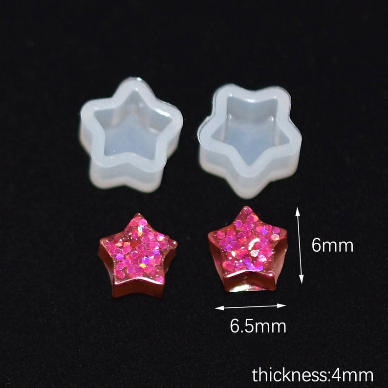 以下が含まれることがあります： 樹脂製のジュエリーを作るための、透明なシリコン製の星型のモールド2個。モールドは幅6.5mm、高さ6mm。モールドは、幅6.5mm、高さ6mm、厚さ4mmの完成した樹脂製の星2個と一緒に示されています。
