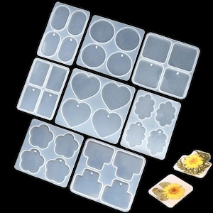 Pode incluir: Um conjunto de 10 moldes de silicone transparentes para fazer joias de resina. Os moldes são de várias formas, incluindo círculos, corações, flores e retângulos. Cada molde tem um furo para adicionar uma argola ou um anel de salto.