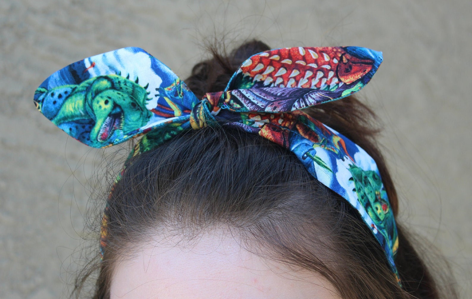 dinosaur with knot on head