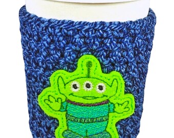 Von Toy Story inspirierter, grüner Alien Kaffeewärmer gehäkelt