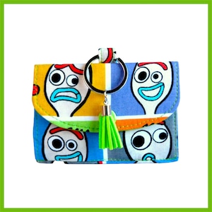Tarjetero, billetera pequeña y billetera de viaje inspirada en Toy Story con Forky.