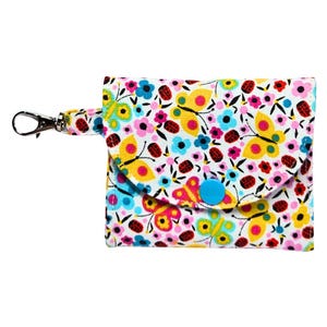 Cartera de 3 bolsillos con cierre a presión y cremallera interior tipo acordeón con diseño de flores de primavera y portadocumentos.