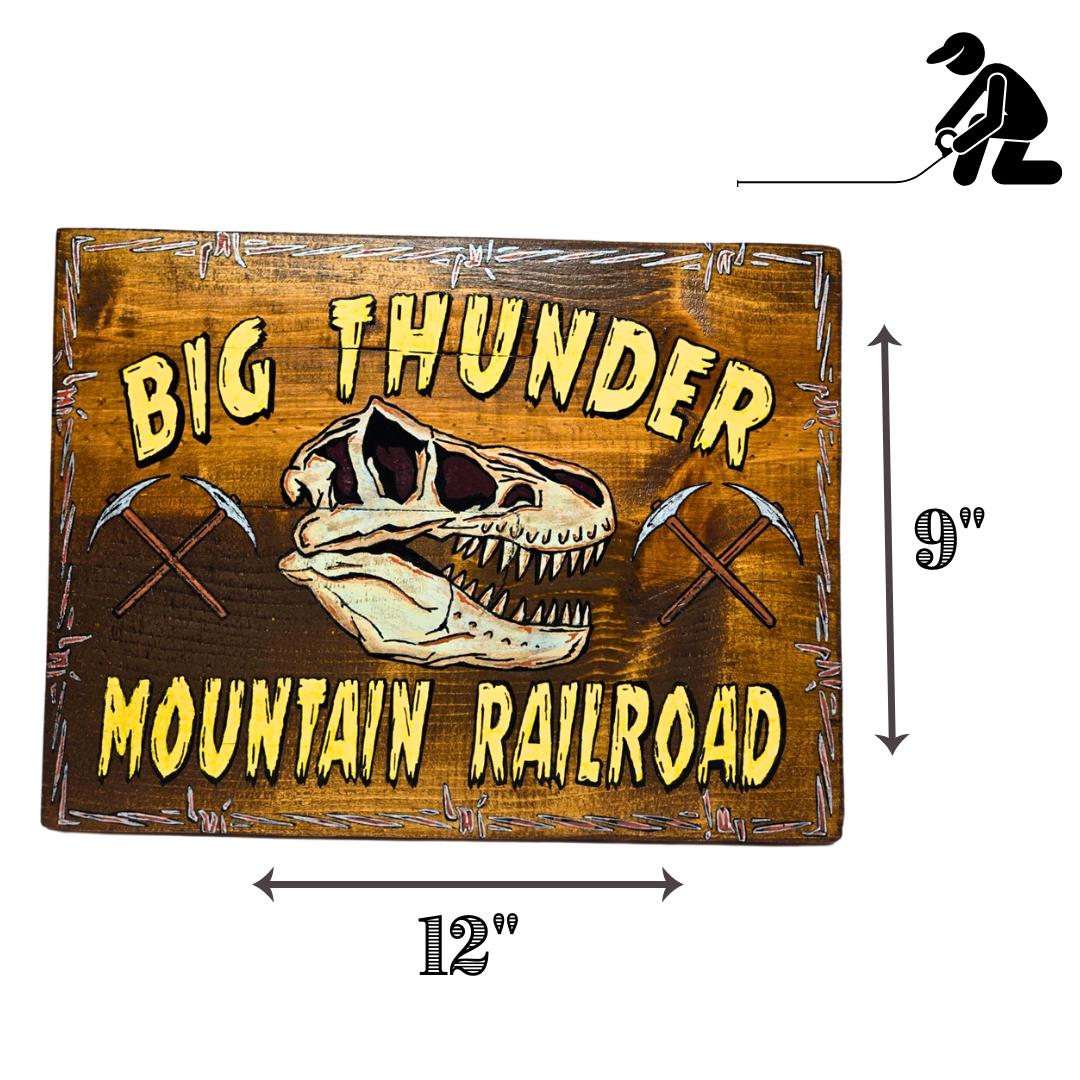ビッグサンダーマウンテン鉄道をモチーフにした手描きの木製看板