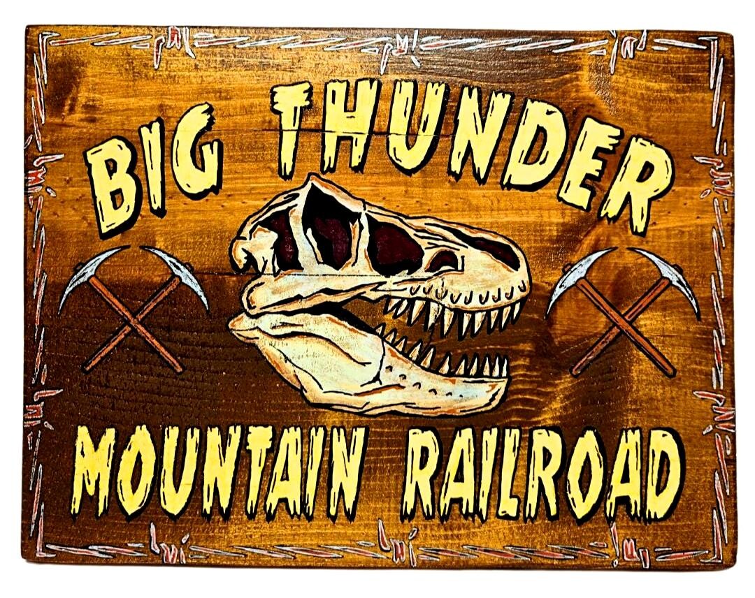 ビッグサンダーマウンテン鉄道をモチーフにした手描きの木製看板