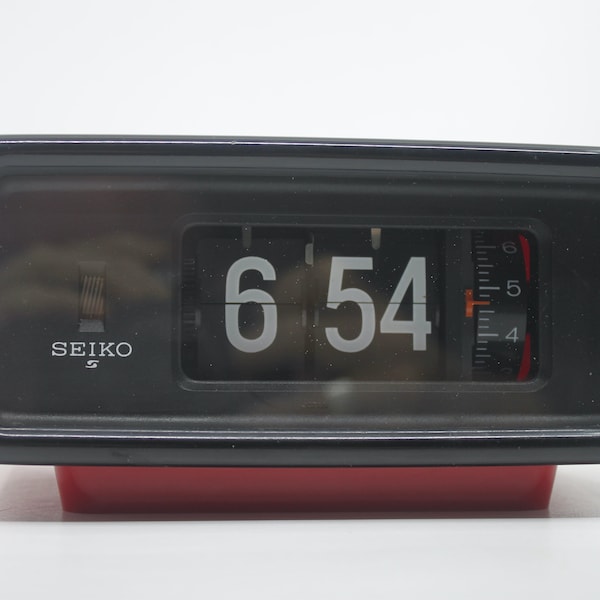 Bright red vintage Seiko flip clock / flipclock DP692T from Japan | US version