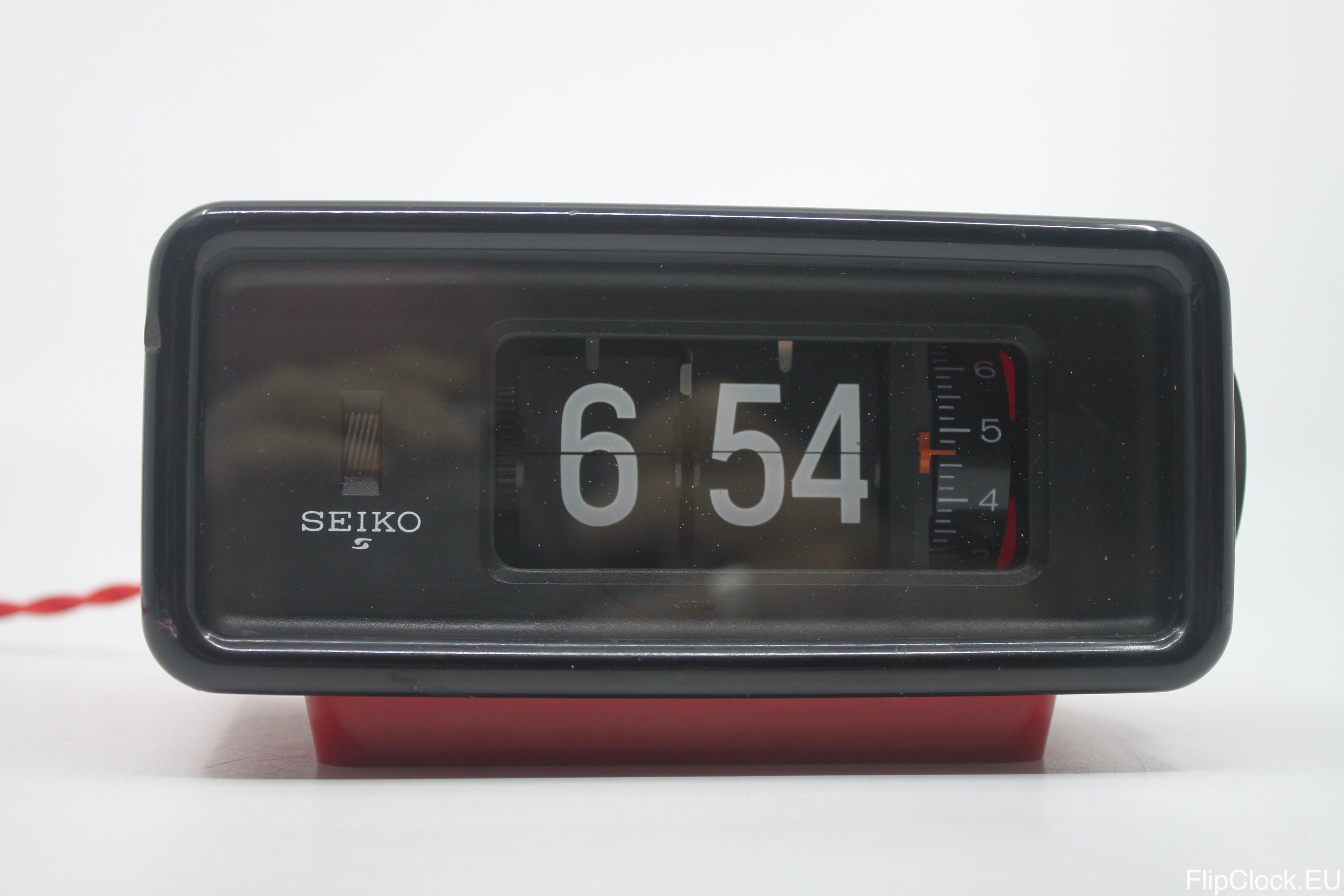 Bright Red Vintage Seiko Flip Clock / Flipclock DP692T From Bright Red Vintage Seiko Flip Clock / Flipclock DP692T From