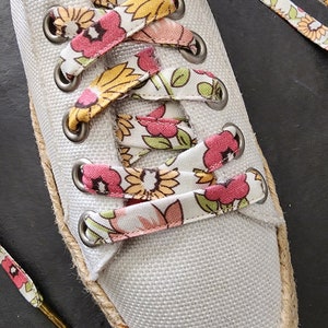 Cordones de zapatillas florales, regalos divertidos para damas de honor, cordones de zapatos rosas, amarillos y verdes, flores