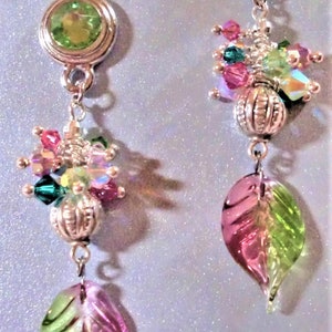 Kolczyki: Peridot Swarovski/Rodowane słupki z kryształami Swarovski „Tourmaline Mix”, koralikami ze stali nierdzewnej i wisiorkami z liści szklanych w kolorze kiwi-truskawki