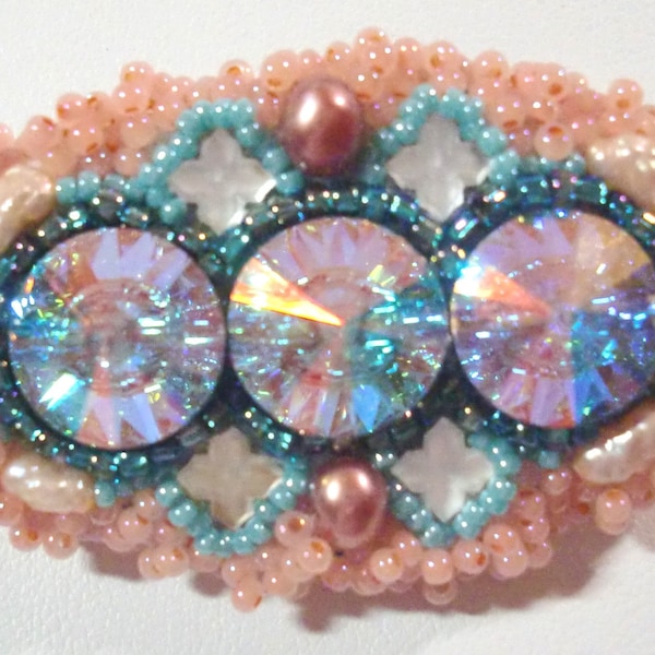 Broche/Broche: Crystal AB Swarovski Rivolis; Lt. et Dk Peach FWPearls; Quatrefoils blancs de verre d’opale ; Perles de graines d’opale turquoise, menthe et pêche