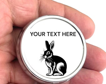 Pastillero con compartimentos y grabado láser personalizado con forma de conejo